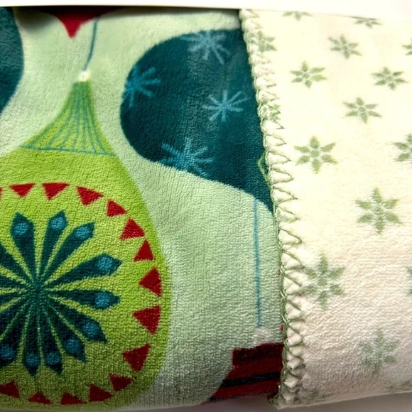 LAURA ASHLEY Oversized Reversible Holiday Festivities Zoe Coco Throw - Green